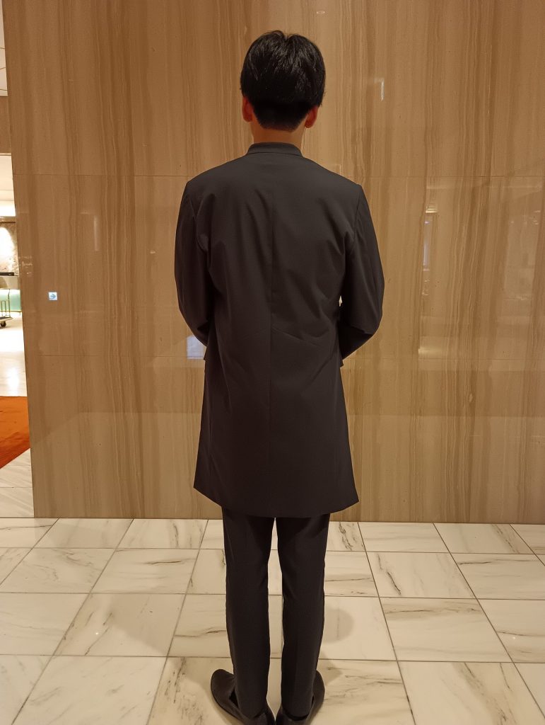 コシノジュンコさんデザイン　リーガロイヤルホテル大阪 ヴィニェット コレクションのユニフォーム（後ろ姿）