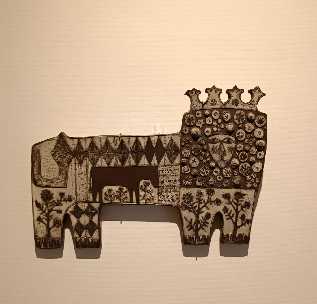 展示風景より：ルート・ブリュック『ライオンに化けたロバ』1957年　陶