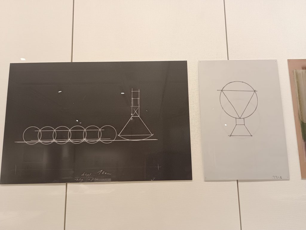 展示風景より：　タピオが描いたデザイン画（複写）