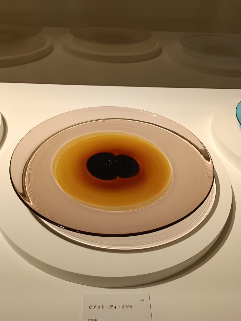 『ピアット・ディ・タピオ』1970年　ガラス　TWRB財団/EMMA