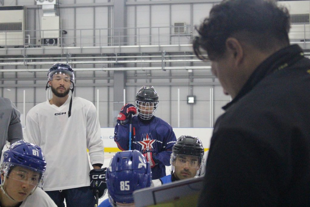 外崎監督の話を聞く蒼馬くん