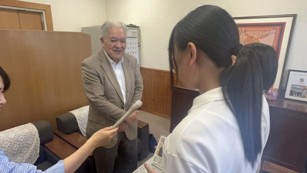 太子高校での「人権教室」を続ける　人権擁護委員・中村薫さん（中央）