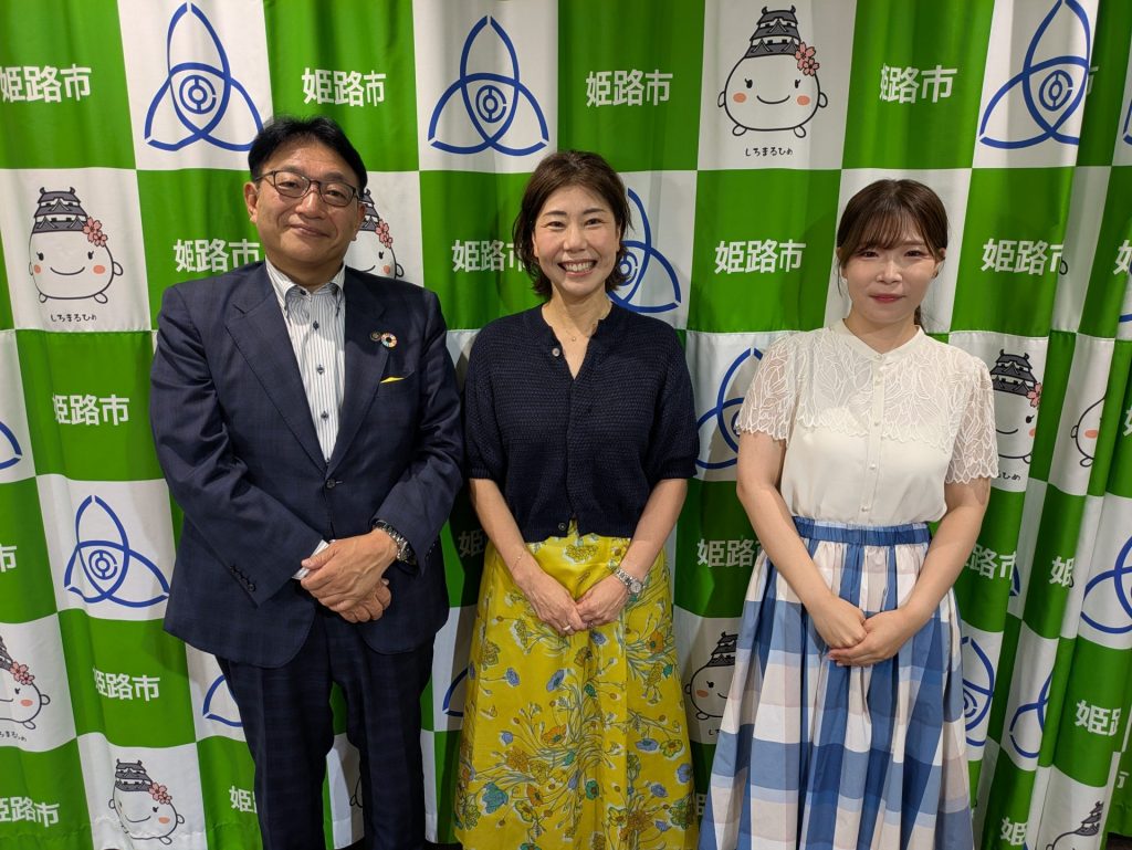 写真中央：料理研究家の明石理香さん　左：パーソナリティの清元秀泰姫路市長　右：ナビゲーターの洲崎春花