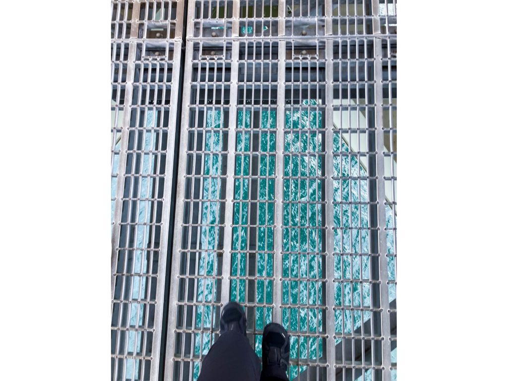 明石海峡大橋の主塔に登るまでのルートはスリル満点！格子状の通路の下は海（画像提供：神戸県民センター）