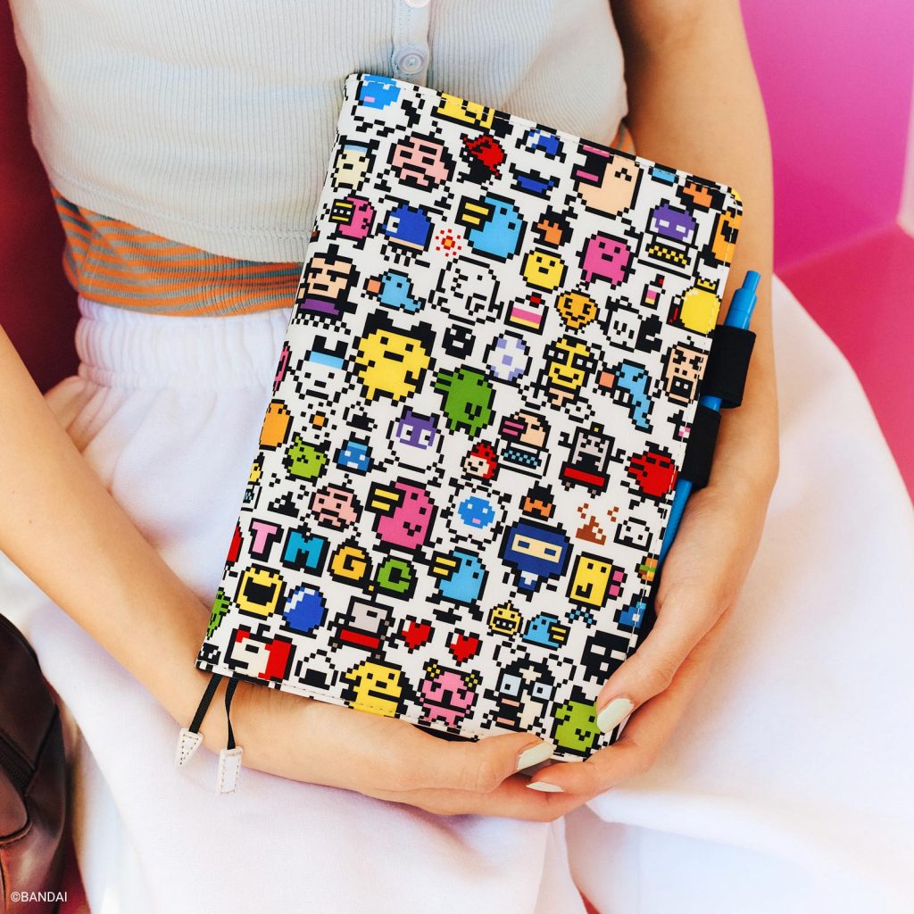 手帳カバー「手帳で発見!!たまごっち」：オリジナルサイズ（A6）・カズンサイズ（A5）　(C)BANDAI