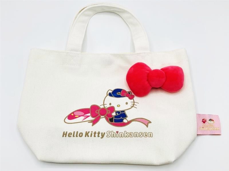 「ハローキティ新幹線　トートバッグ」（2860円）　(C) 2025 SANRIO CO., LTD.APPROVAL NO. L657440