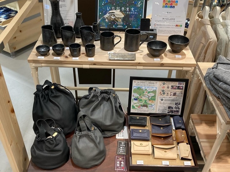 軽くて丈夫な鹿皮を使ったバッグや財布、骨を使った食器など、シカの命を無駄にしない取り組み（画像提供：神戸県民センター）