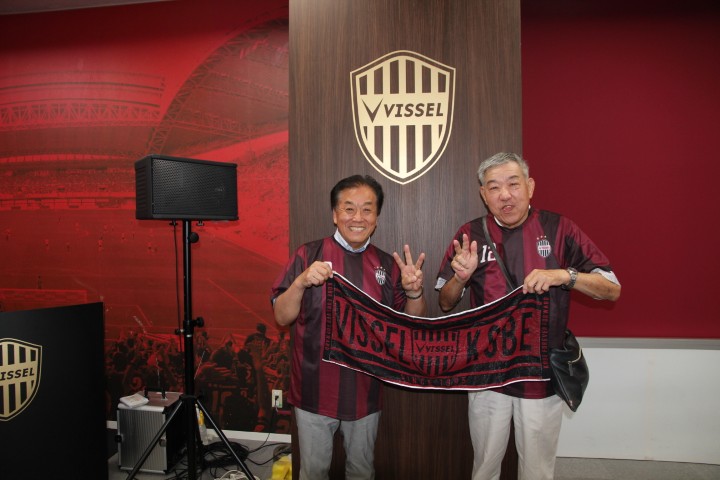 ヴィッセル神戸海岸線地域後援会の会長、三橋敏弘さん（写真右）とラジオ関西パーソナリティの三上公也氏