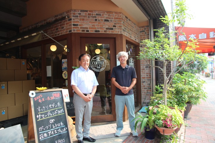 萩原珈琲株式会社の代表取締役・萩原英治さん（写真右）とラジオ関西パーソナリティの三上公也氏
