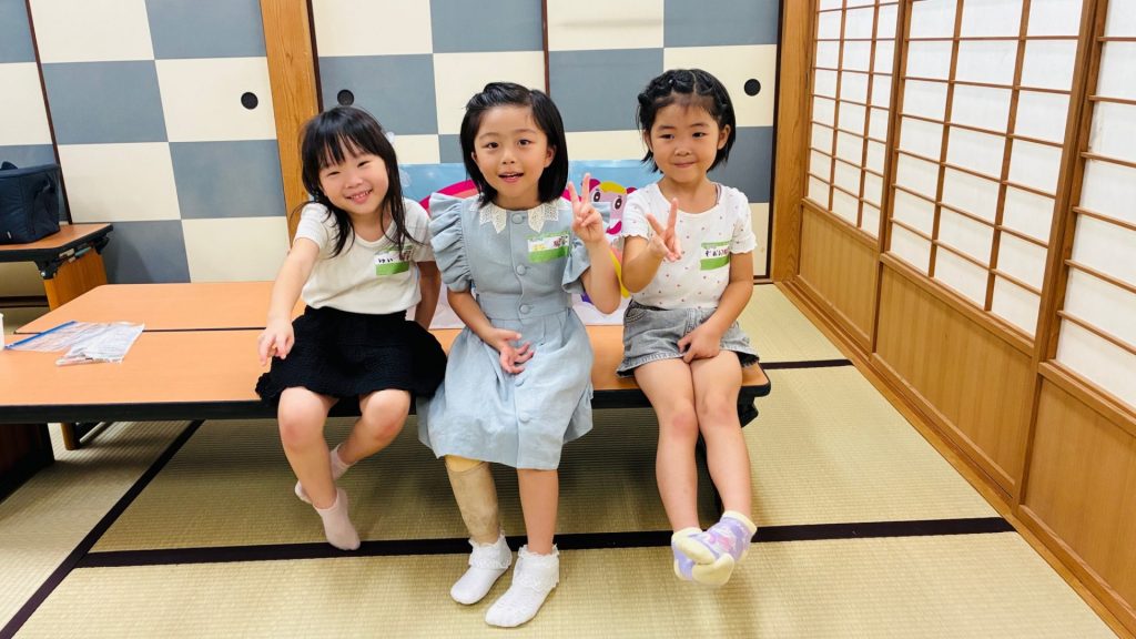 現在の結依ちゃんとお友達　（画像提供：認定NPO法人ジャパンハート）