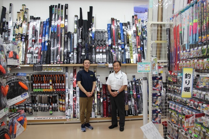 フィッシングヒカリ湊川店、店長の灰谷純一さん（写真左）とラジオ関西パーソナリティーの三上公也氏