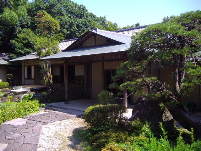 伊丹市の緑ケ丘公園にある「鴻臚館」日本建築の伝統の技を結集して建てられた（画像提供：伊丹市）