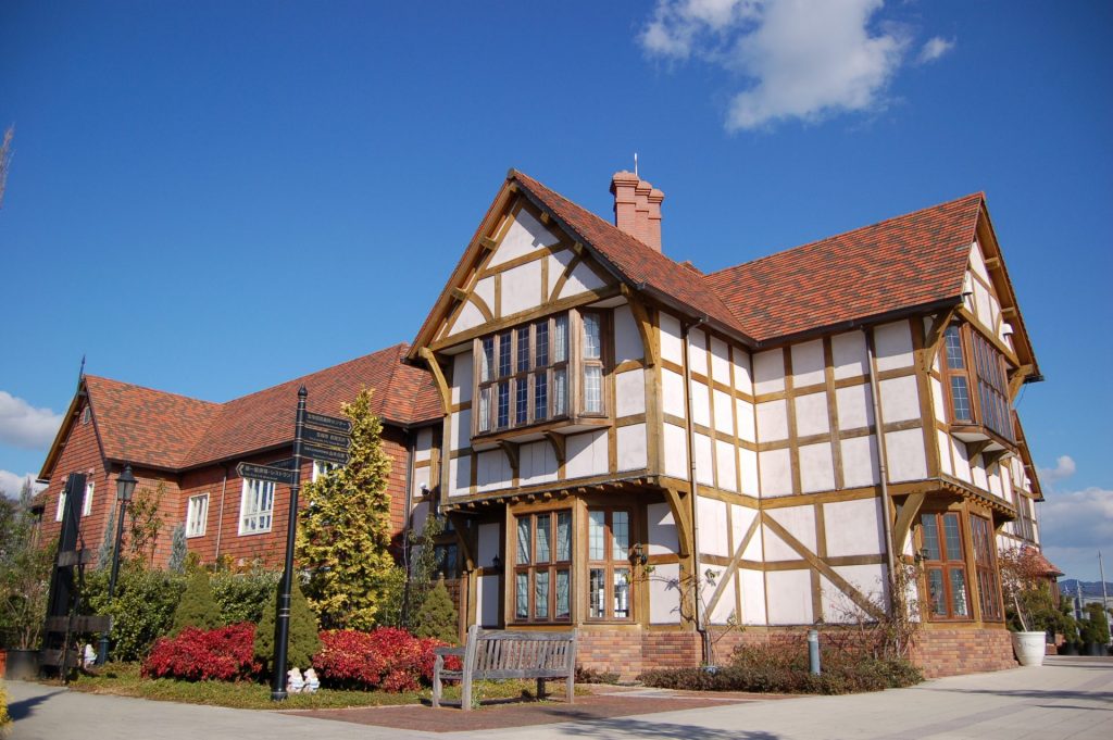 花と緑の情報発信ステーション『あいあいパーク』　建物はイギリスの地方都市・サリーの17世紀頃のたたずまいを再現（画像提供：宝塚市）