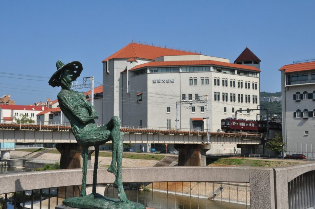 宝塚大橋から眺める宝塚大劇場（画像提供：宝塚市）