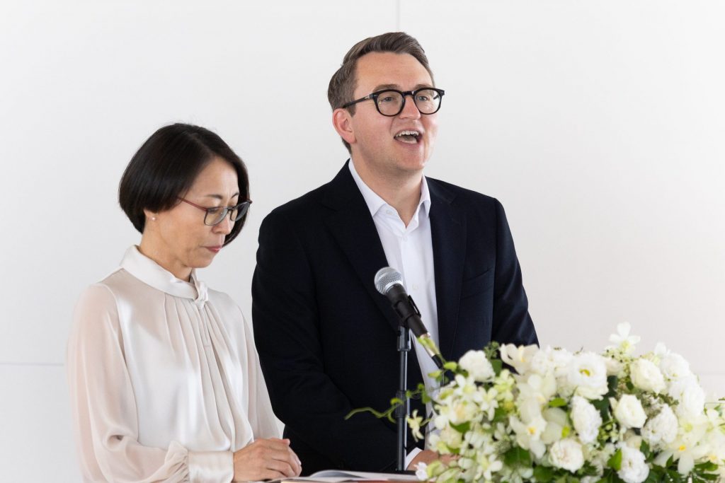 マシュー・ウィリアムズ校長（右）