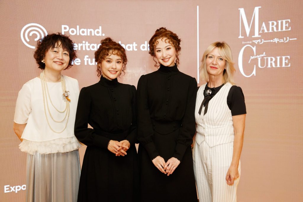 左から：演出・鈴木裕美さん　マリー・キュリー役・昆夏美さん　星風まどかさん　2025年日本国際博覧会ポーランド政府副代表・マルタ・ジェリンスカさん　（※2025年8月25日　大阪・関西万博　ポーランドパビリオンでの取材会で）