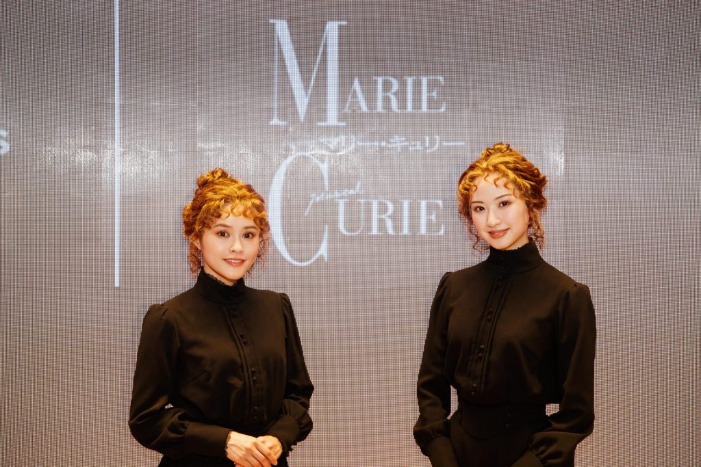 マリー・キュリーを演じる　昆夏美さん（左）と星風まどかさん