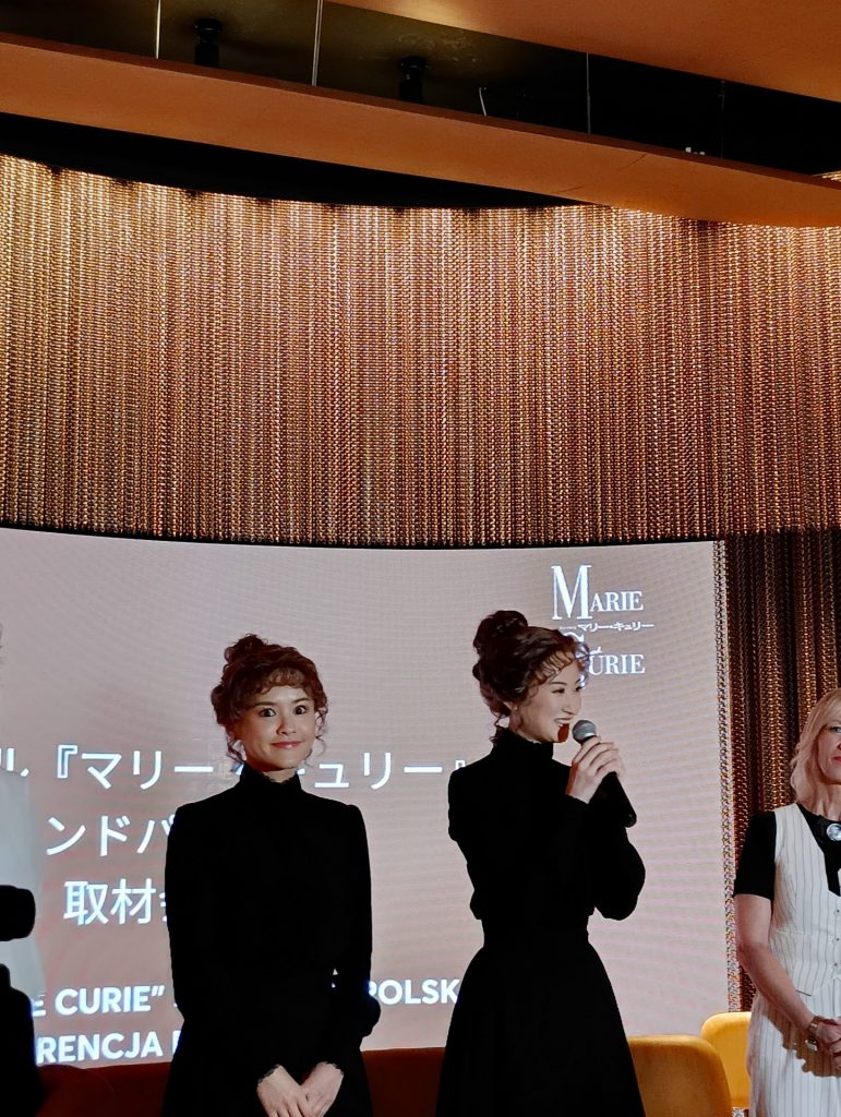 マリー・キュリーを演じる　昆夏美さん（左）と星風まどかさん