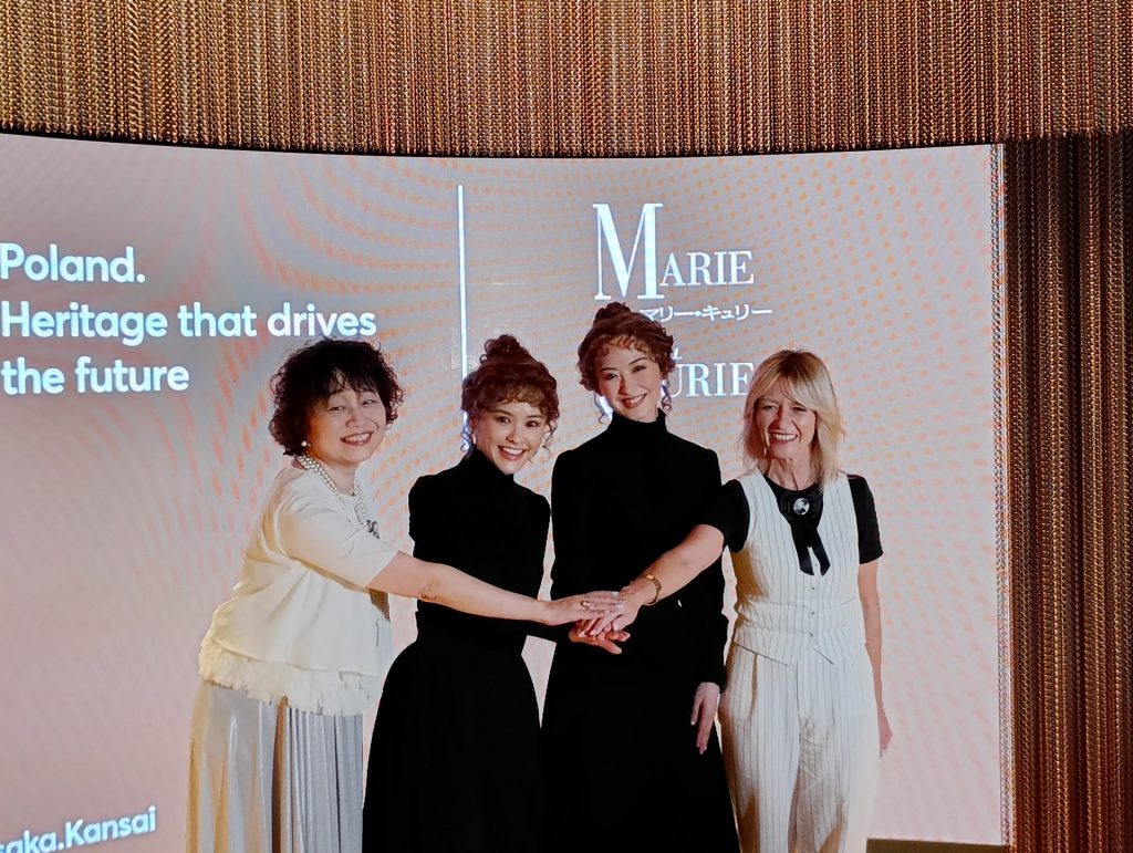 左から：演出・鈴木裕美さん　マリー・キュリー役・昆夏美さん　星風まどかさん　2025年日本国際博覧会ポーランド政府副代表・マルタ・ジェリンスカさん　（※2025年8月25日　大阪・関西万博　ポーランドパビリオンでの取材会で）