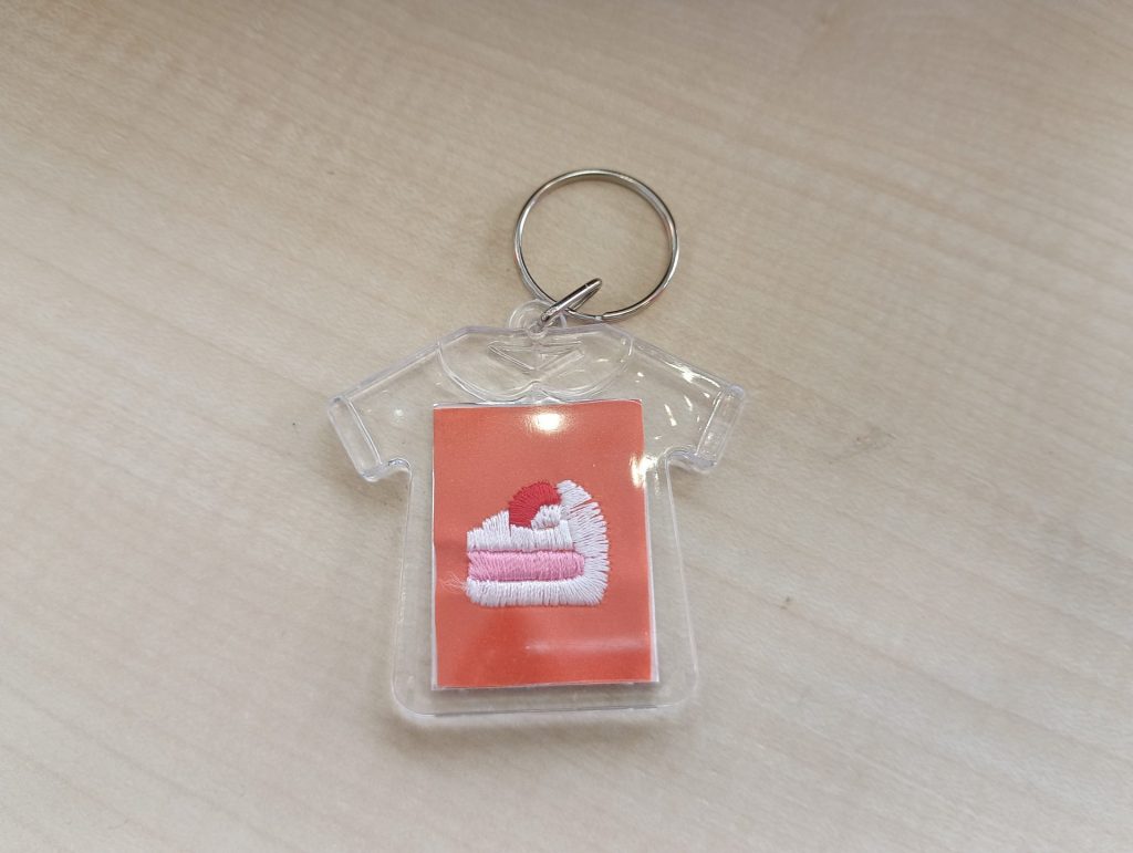 蓄光の糸を使って刺繍したキーホルダー