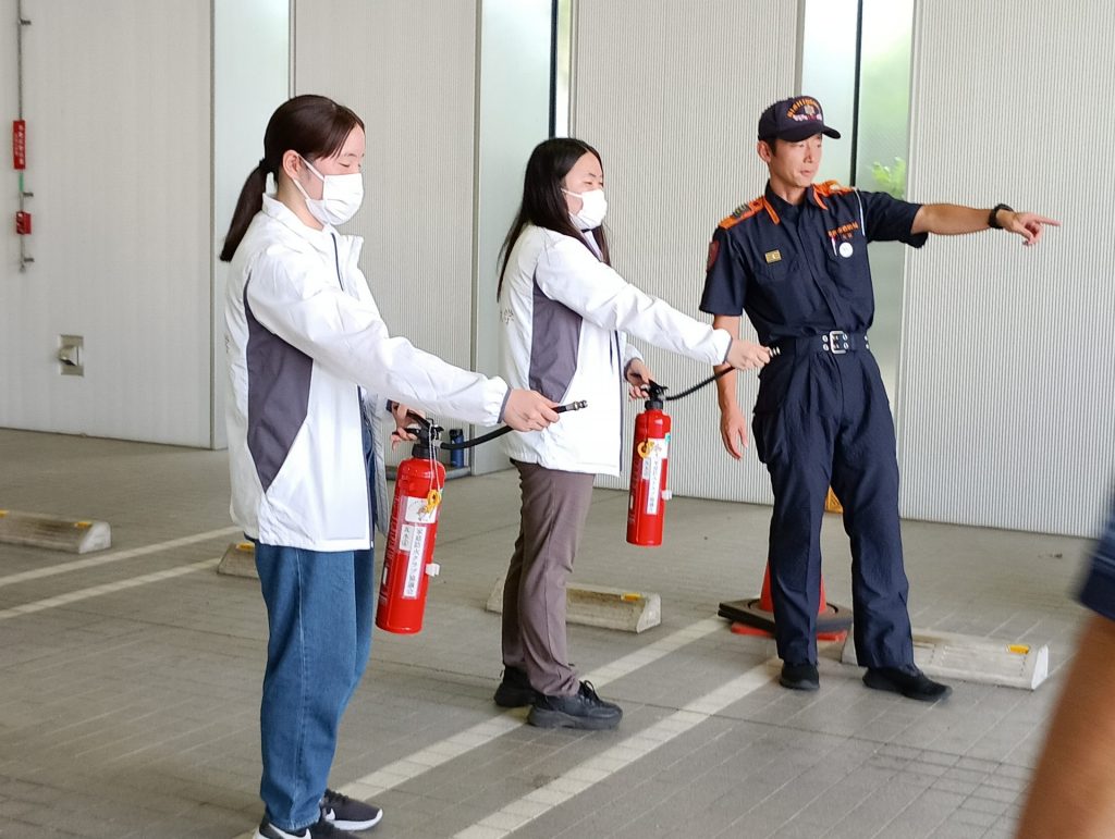 水消火器を使った初期消火訓練に挑戦