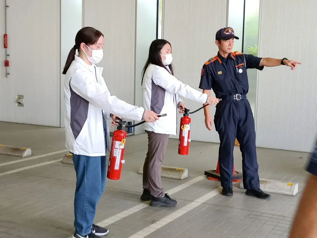 水消火器を使った初期消火訓練に挑戦