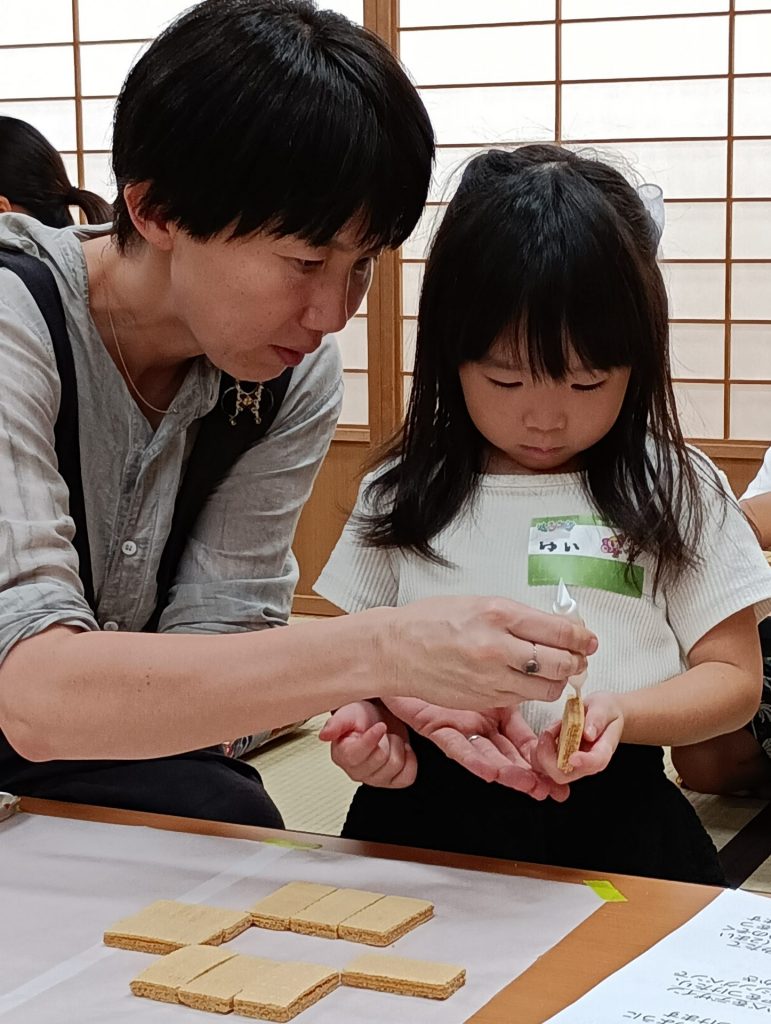大森結依ちゃん（右）と認定NPO法人ジャパンハート・吉岡春菜理事長