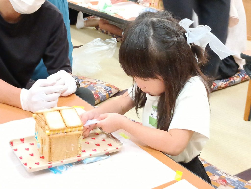 お菓子の家をつくる結依ちゃん