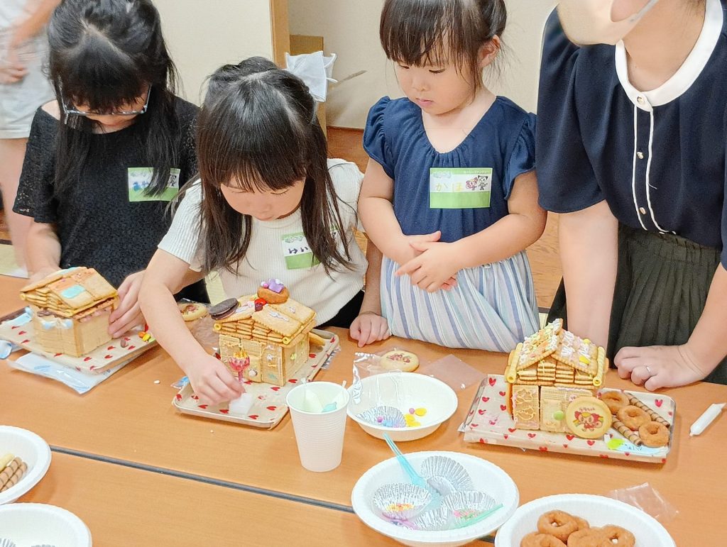 お菓子の家を飾り付けしていく