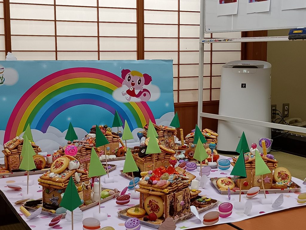 結依ちゃんとお友達が作ったお菓子の家が並ぶ「にじのまち」