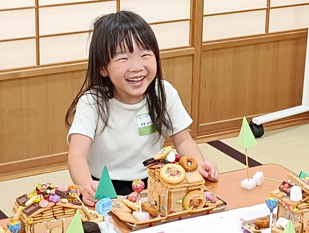 お菓子の家を完成させ笑顔の結依ちゃん