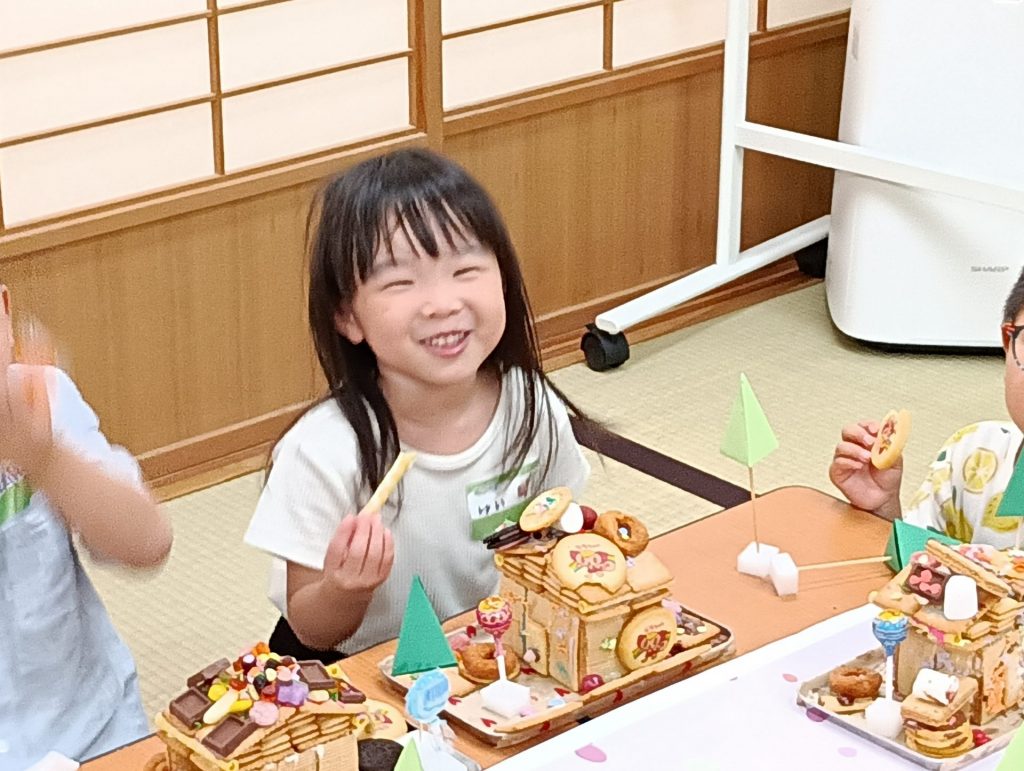 お菓子の家を完成させ笑顔の結依ちゃん