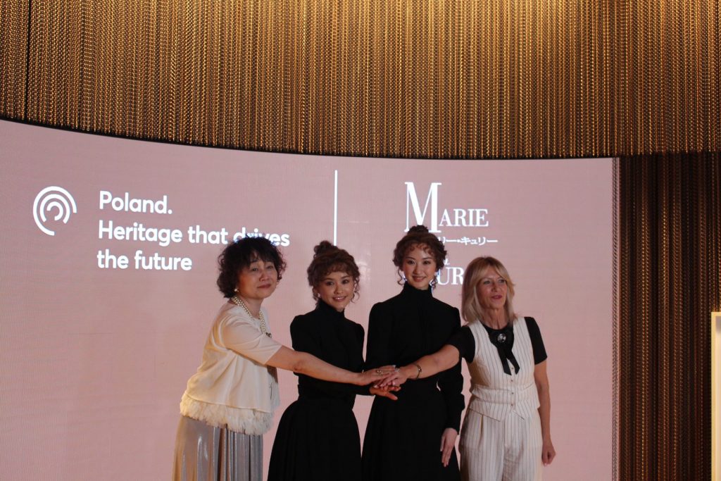 左から:演出・鈴木裕美さん マリー・キュリー役・昆夏美さん 星風まどかさん 2025年日本国際博覧会ポーランド政府副代表・マルタ・ジェリンスカさん (※2025年8月25日 大阪・関西万博 ポーランドパビリオンでの取材会で)