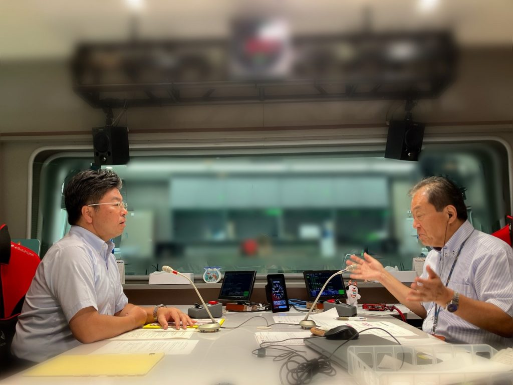 人口減少や公共交通の維持など、市の課題に対する取り組みについて語る、豊岡市・門間市長＝左（ラジオ関西スタジオにて）