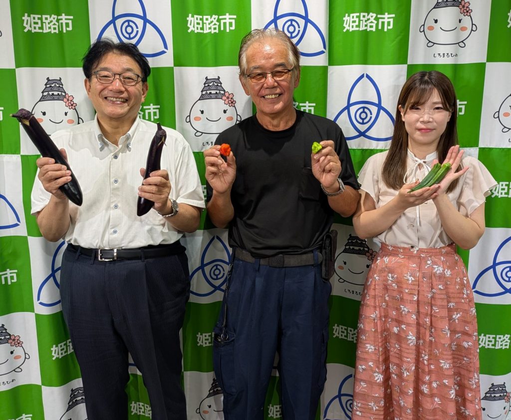 写真中央：有限会社夢前夢工房　代表の衣笠愛之さん　左：パーソナリティの清元秀泰姫路市長　右：ナビゲーターの洲崎春花