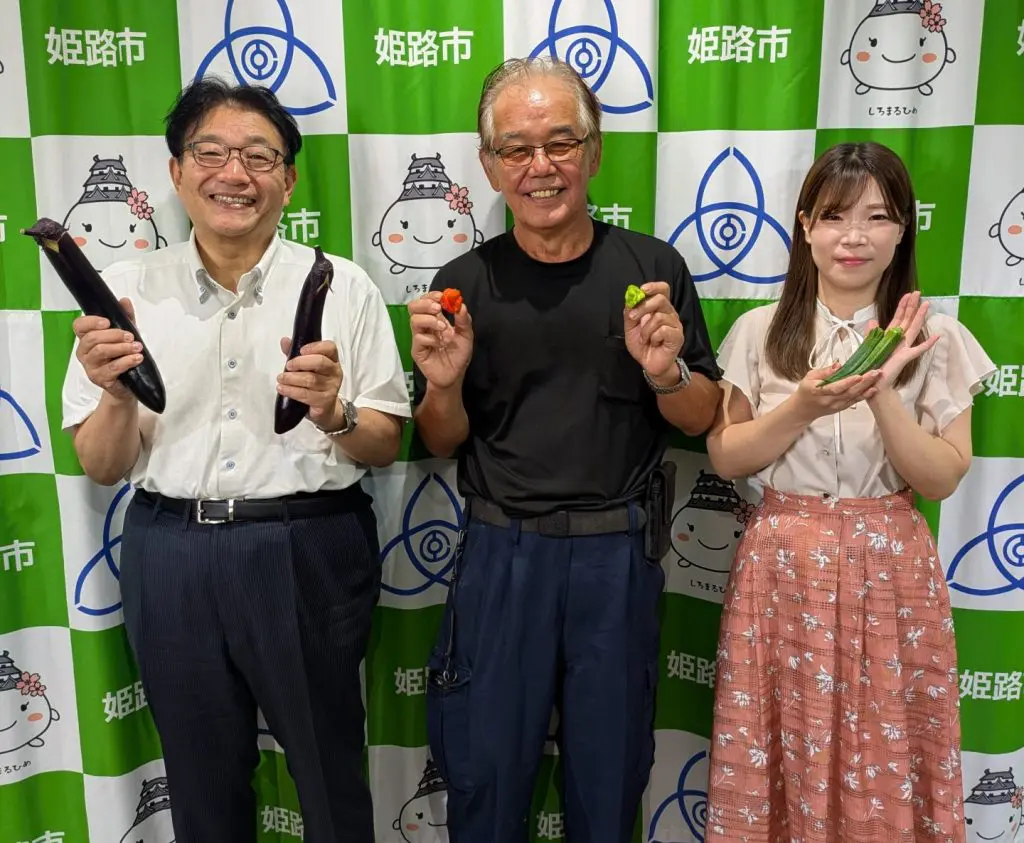 写真中央:有限会社夢前夢工房 代表の衣笠愛之さん 左:パーソナリティの清元秀泰姫路市長 右:ナビゲーターの洲崎春花