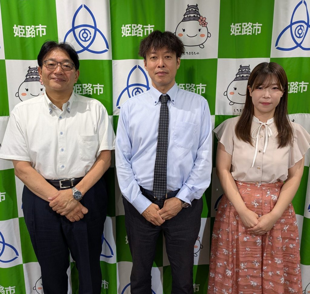 写真中央：一般社団法人姫路薬剤師会　会長の泉憲政さん　左：パーソナリティの清元秀泰姫路市長　右：ナビゲーターの洲崎春花