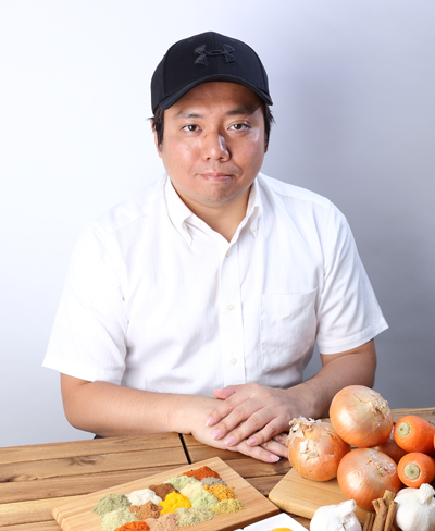 株式会社AKプラス代表で、スパイスマスターの三上義礼さん（画像提供：株式会社AKプラス）