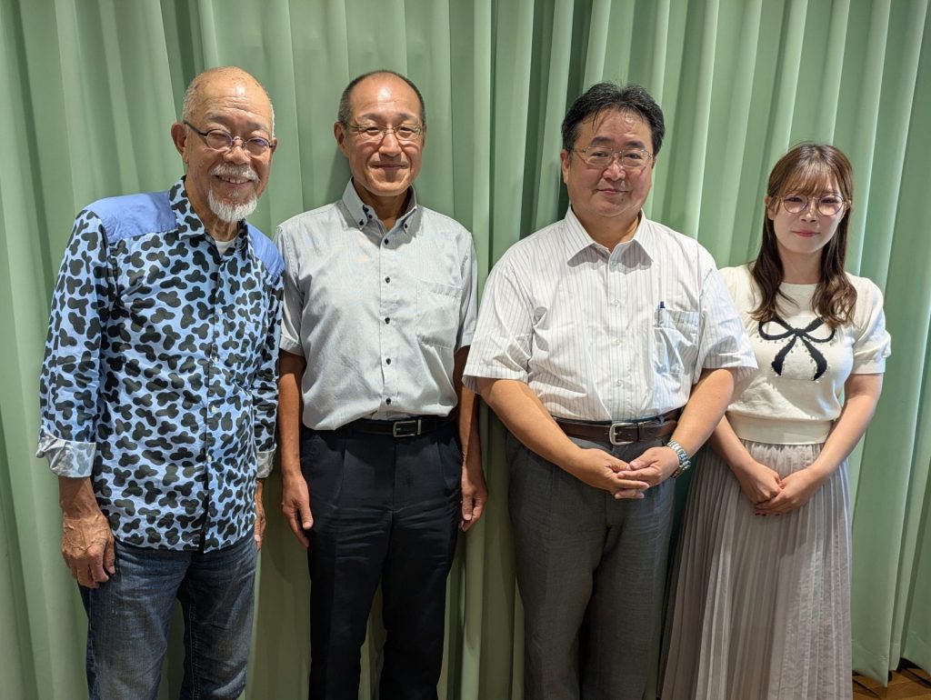 写真中央右：龍野商工会議所副会頭の井河原敏夫さん　中央左：同じく専務理事代行兼事務局長の斉藤純一さん　左：パーソナリティの谷五郎　右：アシスタントの洲崎春花