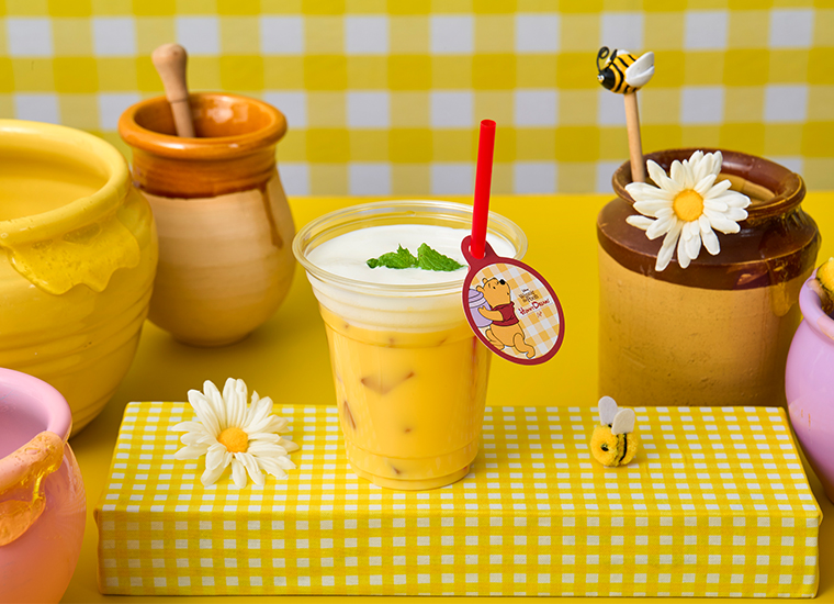 テイクアウトメニュー　HUNNY風味のミルクヨーグルトラテ（990円）　(C)Disney. Based on the "Winnie the Pooh" works by A.A. Milne and E.H. Shepard.