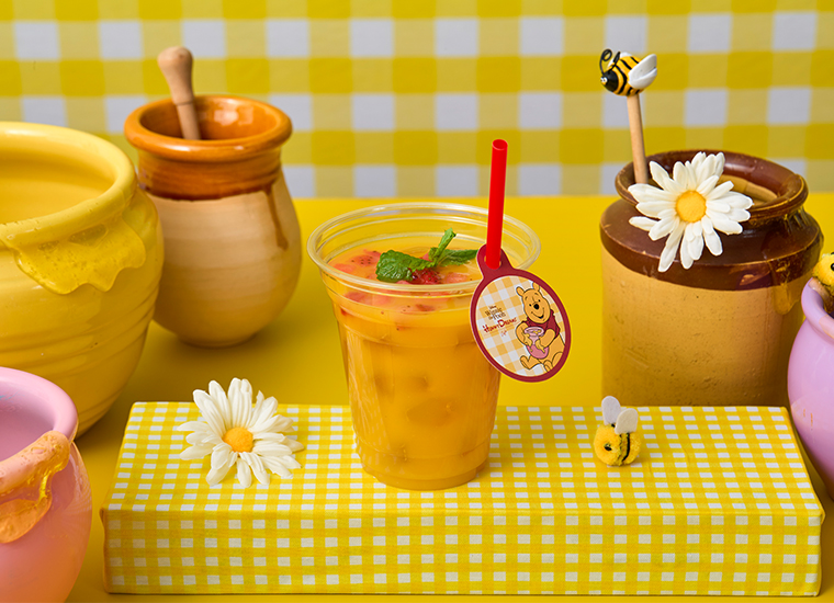 テイクアウトメニュー　オレンジ＆マンゴードリンク（990円）　(C)Disney. Based on the "Winnie the Pooh" works by A.A. Milne and E.H. Shepard.