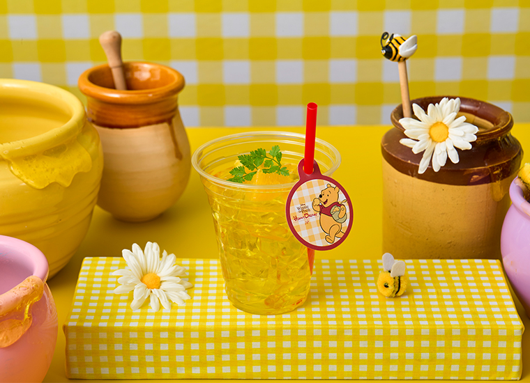 テイクアウトメニュー　オレンジ入りレモネード（990円）　(C)Disney. Based on the "Winnie the Pooh" works by A.A. Milne and E.H. Shepard.