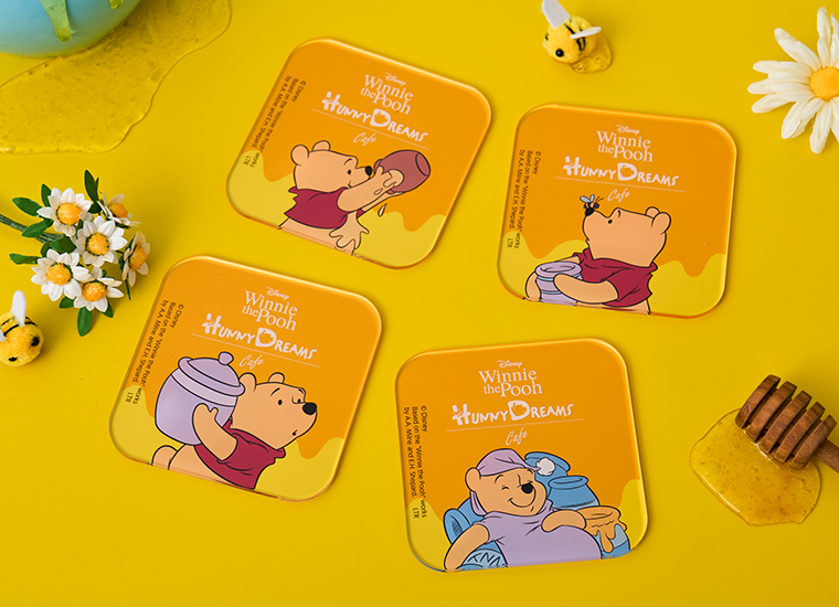 アクリルコースター（ランダム4種　990円）　(C)Disney. Based on the "Winnie the Pooh" works by A.A. Milne and E.H. Shepard.
