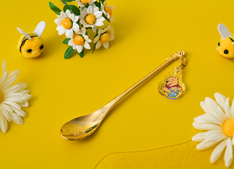 チャーム付きマドラー（990円）　(C)Disney. Based on the "Winnie the Pooh" works by A.A. Milne and E.H. Shepard.