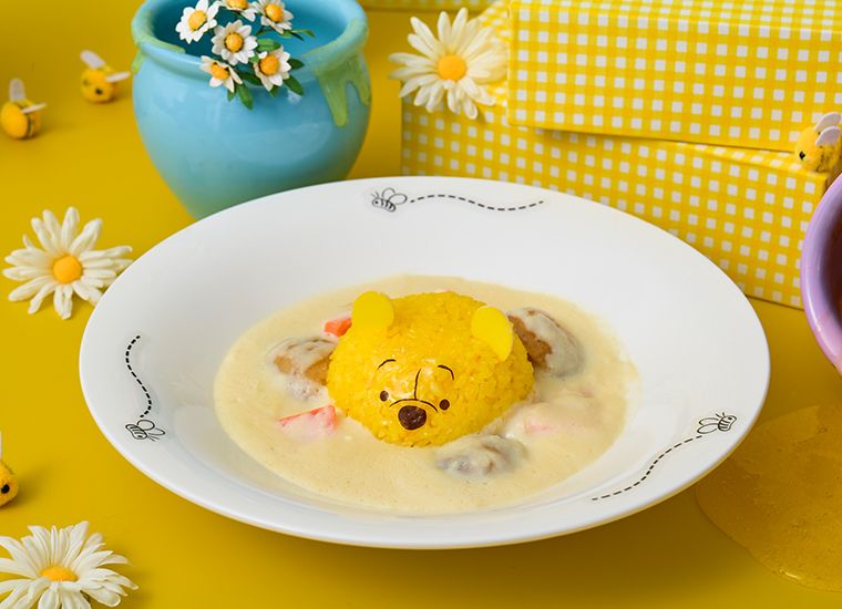 ひょっこりチキンシチューライス（1890円）　(C)Disney. Based on the "Winnie the Pooh" works by A.A. Milne and E.H. Shepard.