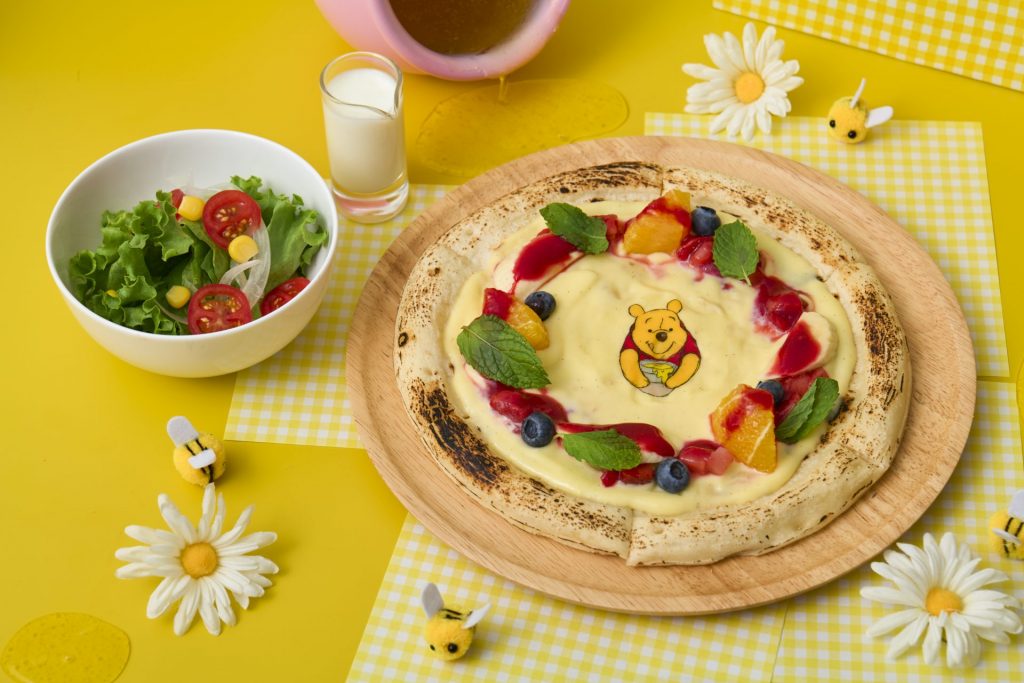 くいしんぼうのフルーツピザセット（2090円）　(C)Disney. Based on the "Winnie the Pooh" works by A.A. Milne and E.H. Shepard.