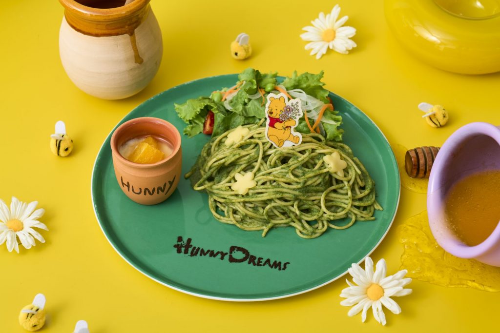 花咲く丘のほうれん草のクリームパスタ（1890円）　(C)Disney. Based on the "Winnie the Pooh" works by A.A. Milne and E.H. Shepard.