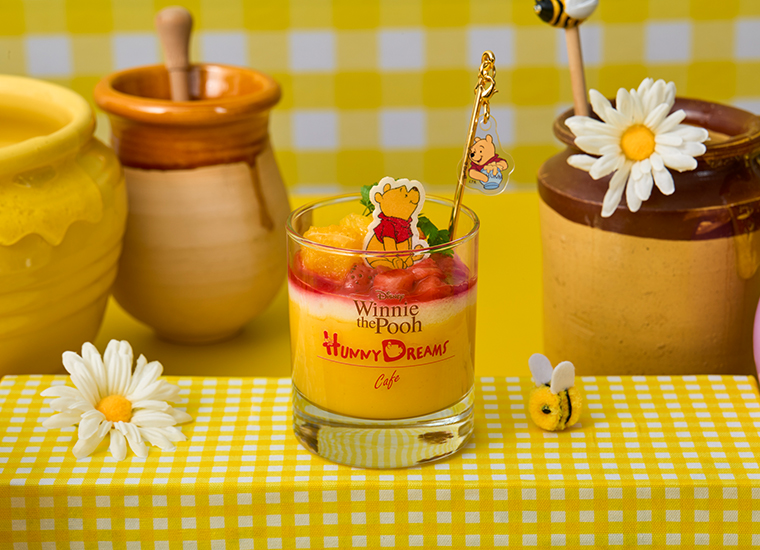 HUNNY風味のフルーツ＆ヨーグルト（990円）　(C)Disney. Based on the "Winnie the Pooh" works by A.A. Milne and E.H. Shepard.