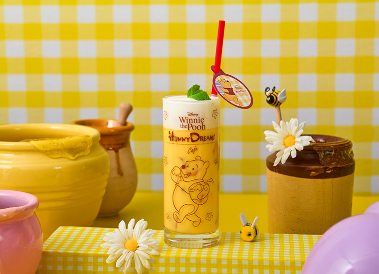 HUNNY風味のミルクヨーグルトラテ（990円）　(C)Disney. Based on the "Winnie the Pooh" works by A.A. Milne and E.H. Shepard.