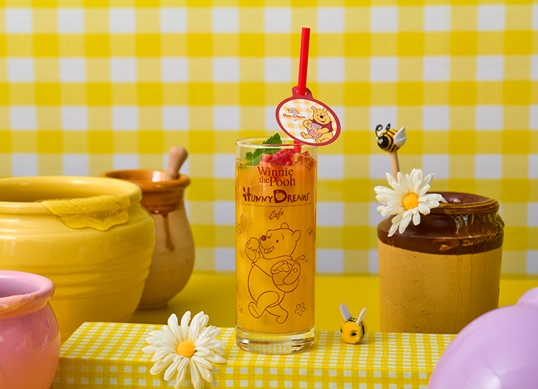オレンジ＆マンゴードリンク（990円）　(C)Disney. Based on the "Winnie the Pooh" works by A.A. Milne and E.H. Shepard.